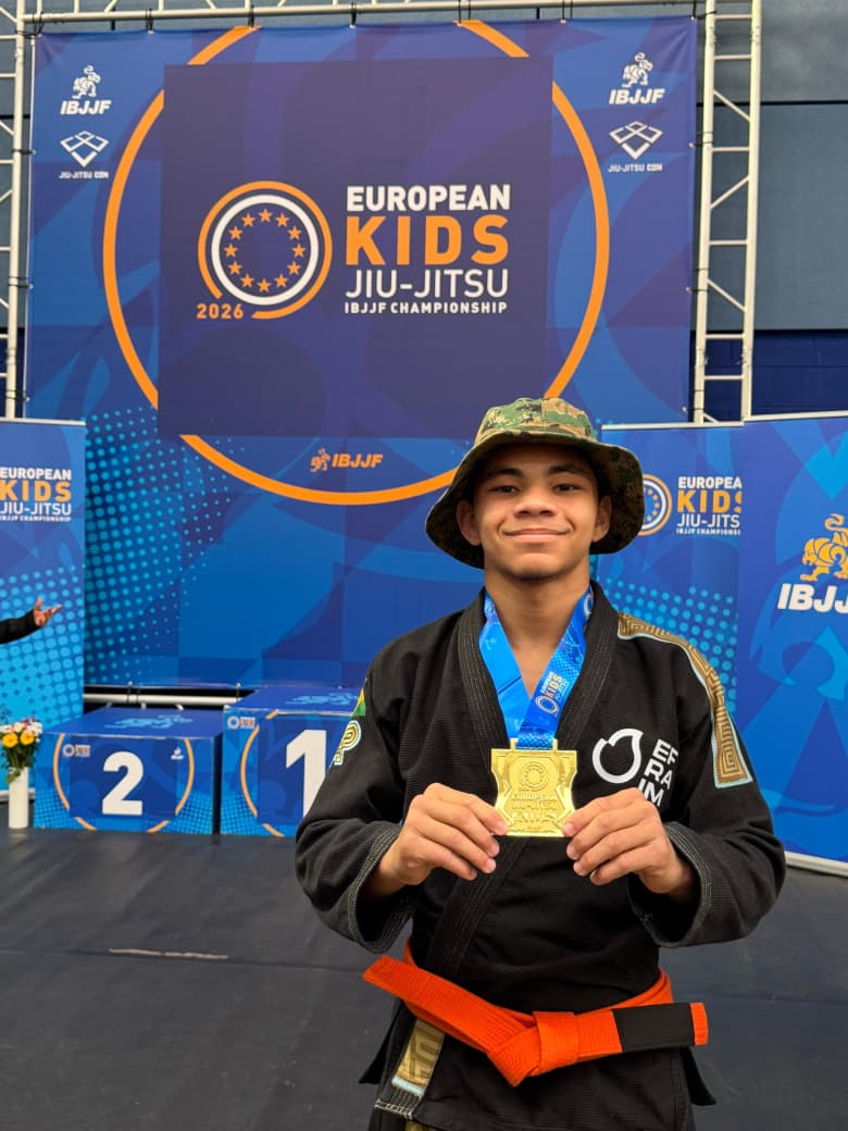 Miguel Trator com medalha de ouro no Europeu IBJJF
