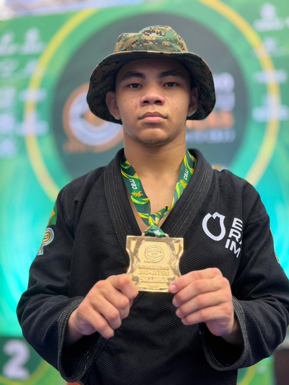 Miguel Trator com medalha do Brasileiro de Jiu-Jitsu